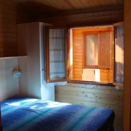 Tatil Evi Holzchalet Mit Ueberdachter Veranda Und Terrassenmoebeln Auf Einem Schoenen Campingplatz *